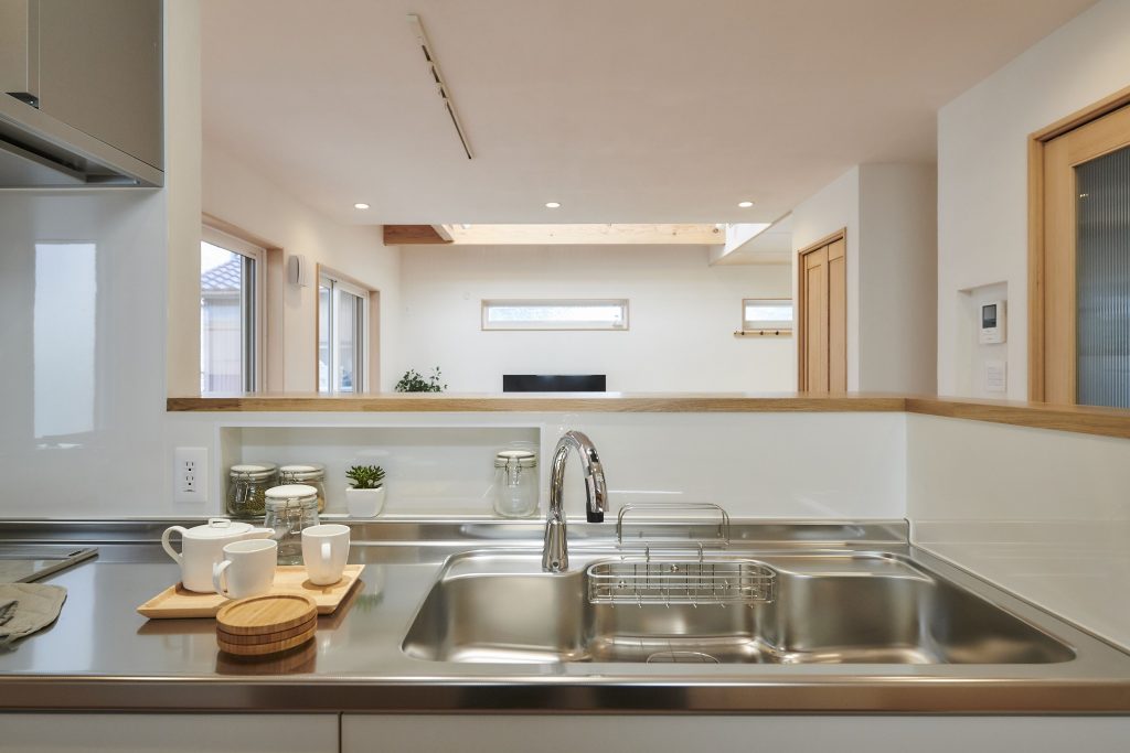 シンク正面に調味料が収まるニッチを作成。<br />
リビング側からは見えないのでスッキリした印象に。<br />
